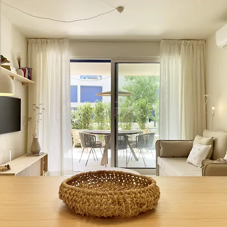 アパート Luxury 2br With Pool, Bikes & Garden タヴィラ